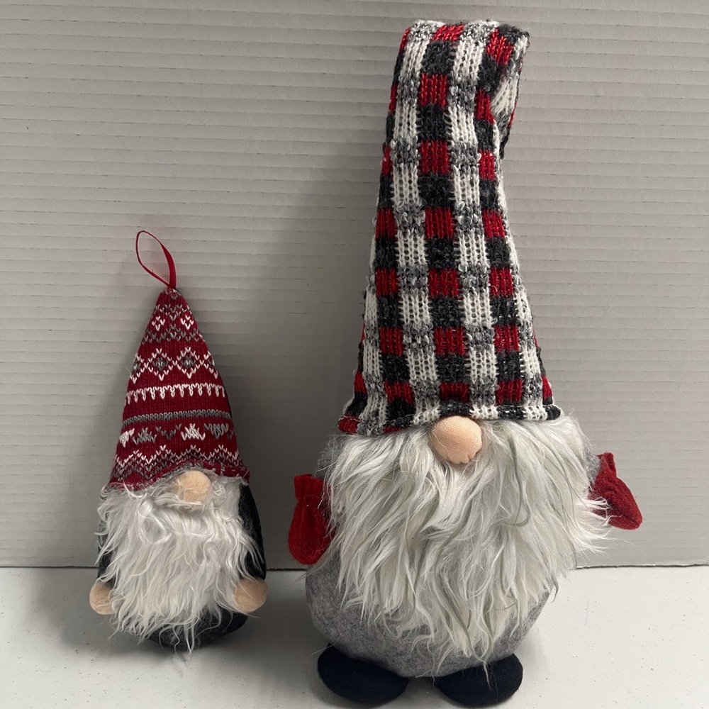Festive Gnome Set with Red/Gray Hats-H2